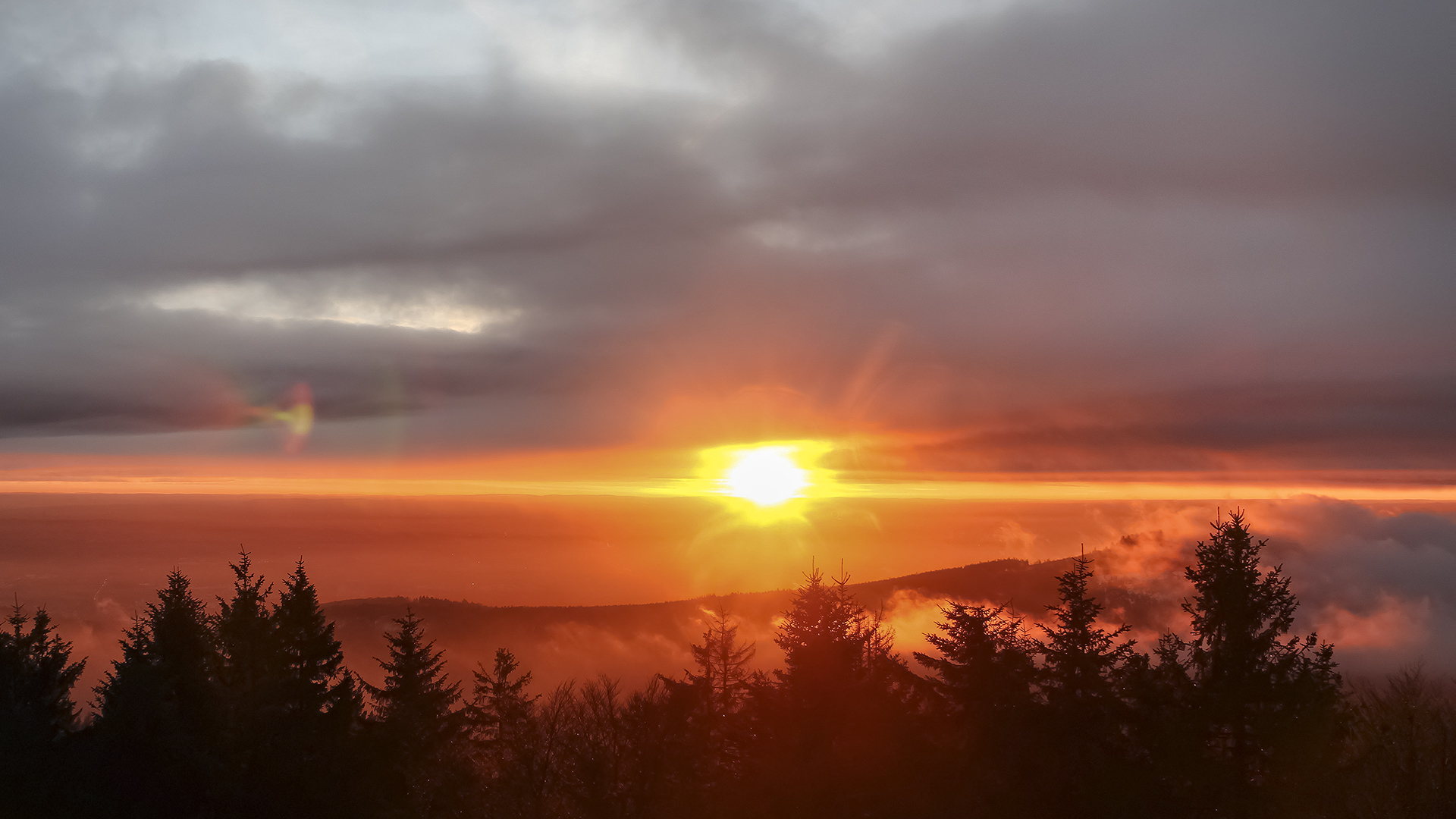 Inversionswetterlage: Sonnenaufgang auf dem Großen Feldberg im Taunus.