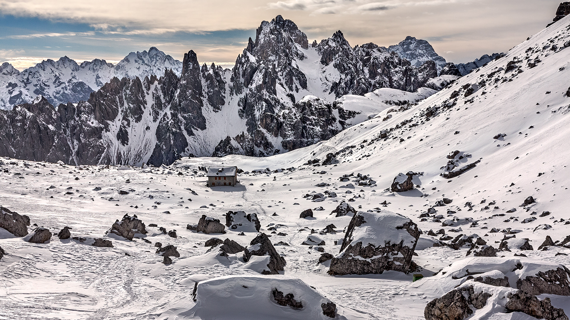 Abstieg zur Lavaredo-Hütte; im Hintergrund die Cadini-Gruppe.