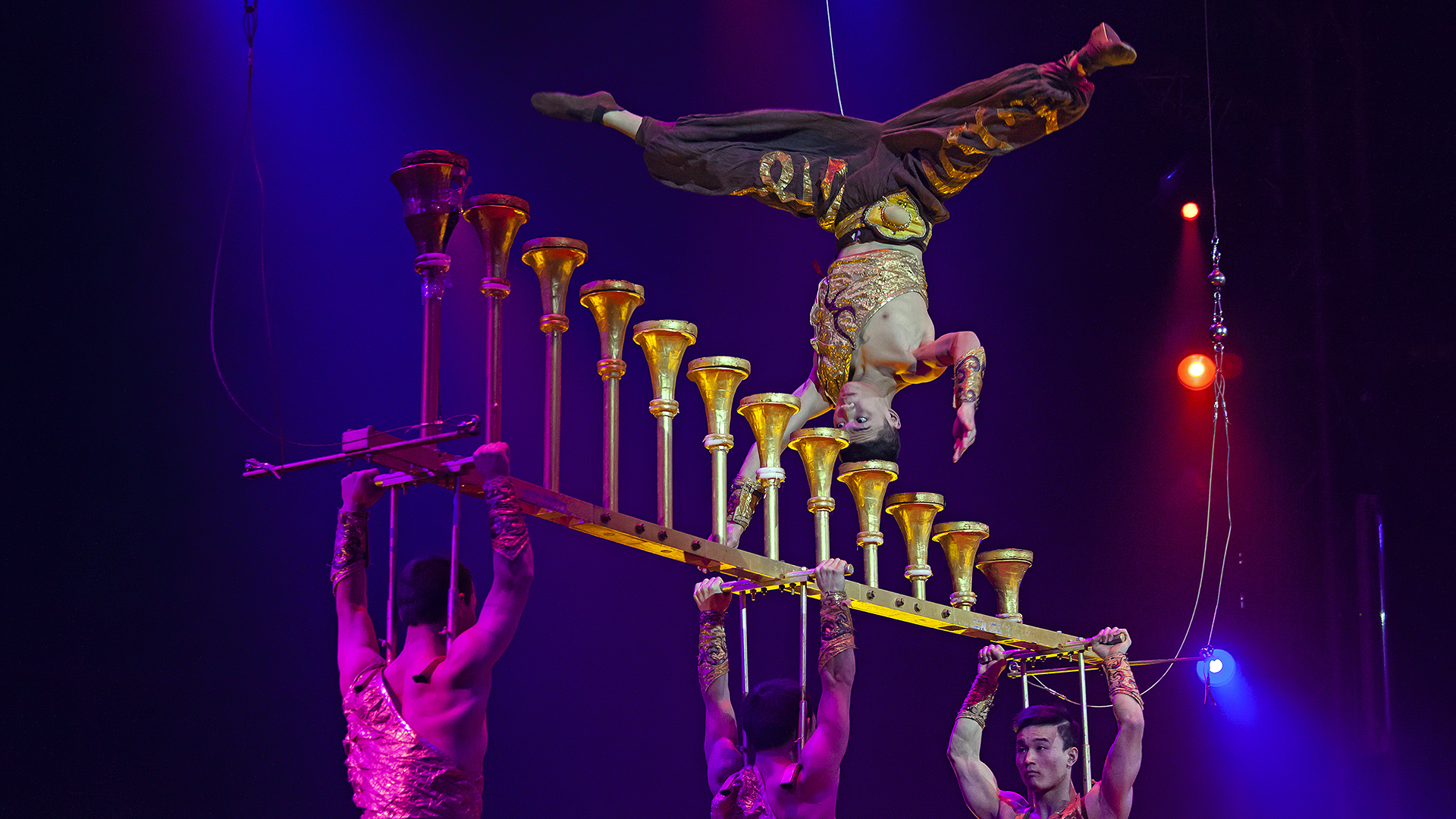 CHINESISCHER NATIONALCIRCUS, Kopf-Balanceakt, 23. Weltweihnachtscircus Stuttgart 2015.