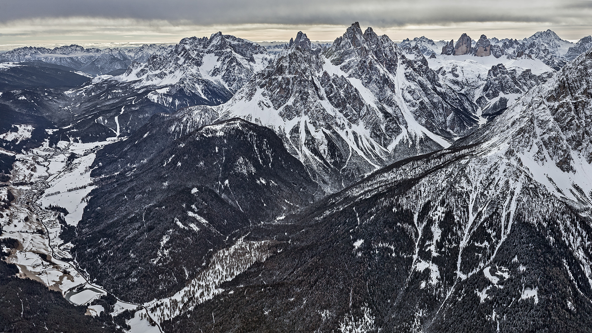 Sextener Dolomiten: Elferkofel, Sextener Rotwandspitze, Hoher Zwölfer, Dreischusterspitze, Dreizinnen, Antelao.