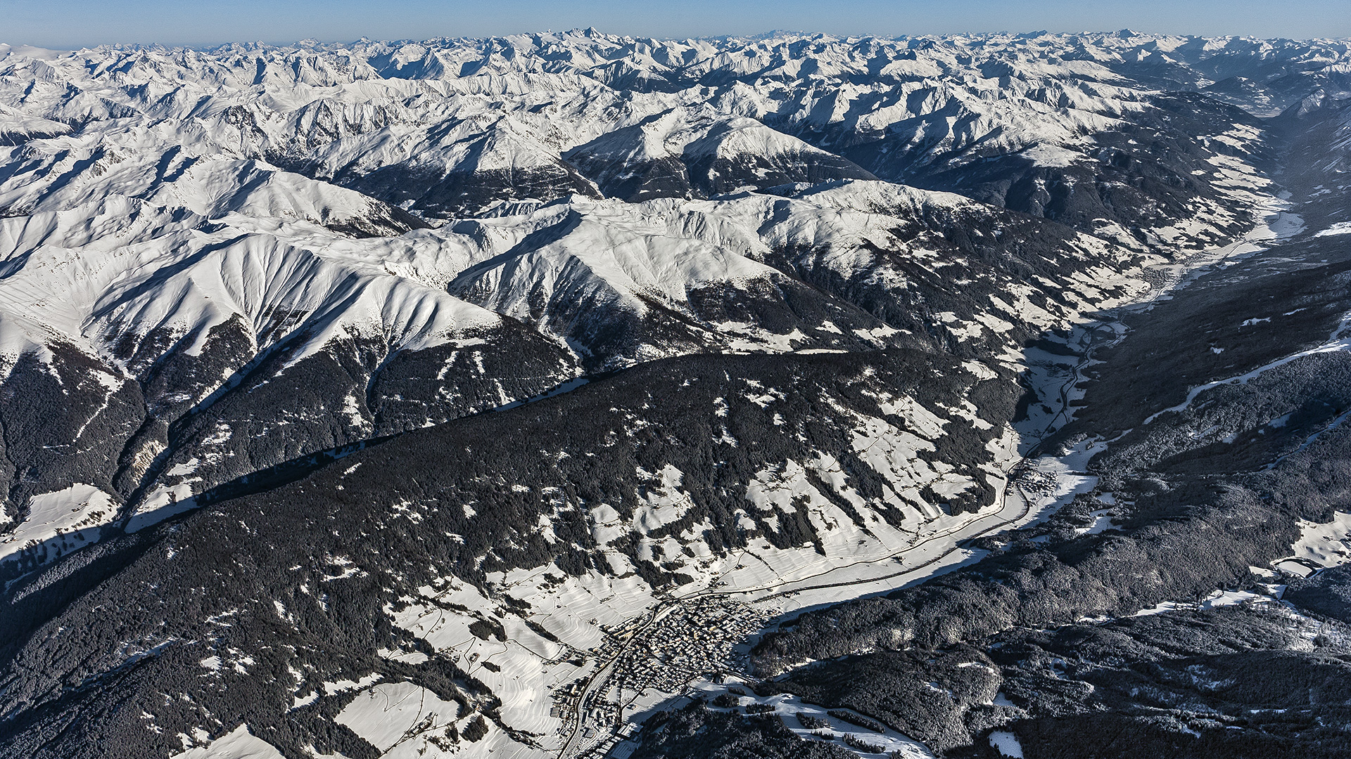 Innichen mit Ausblick ins obere Pustertal bei Silian.
