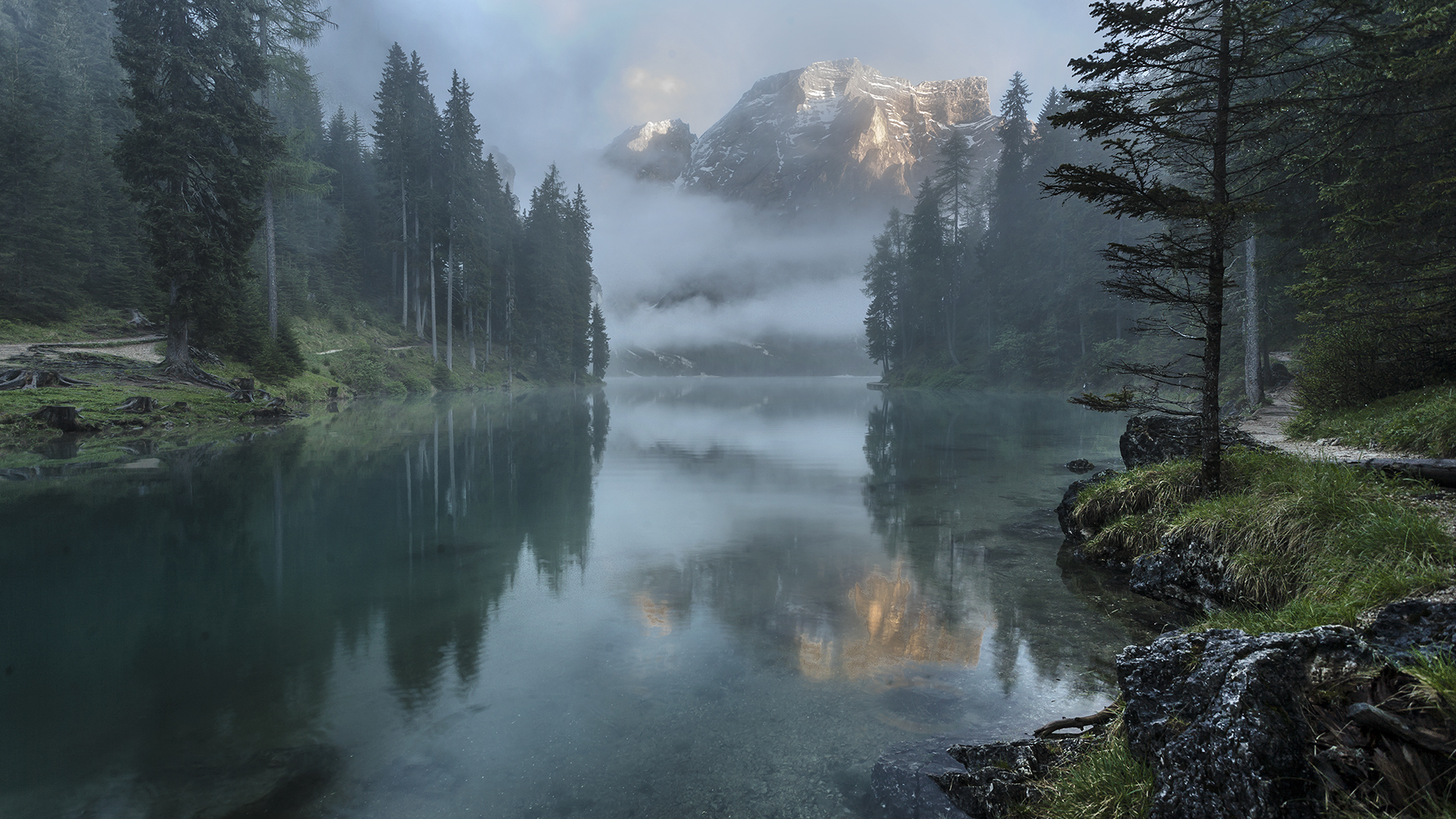 Pragser Wildsee mit gespiegeltem Seekofel (2.810m).