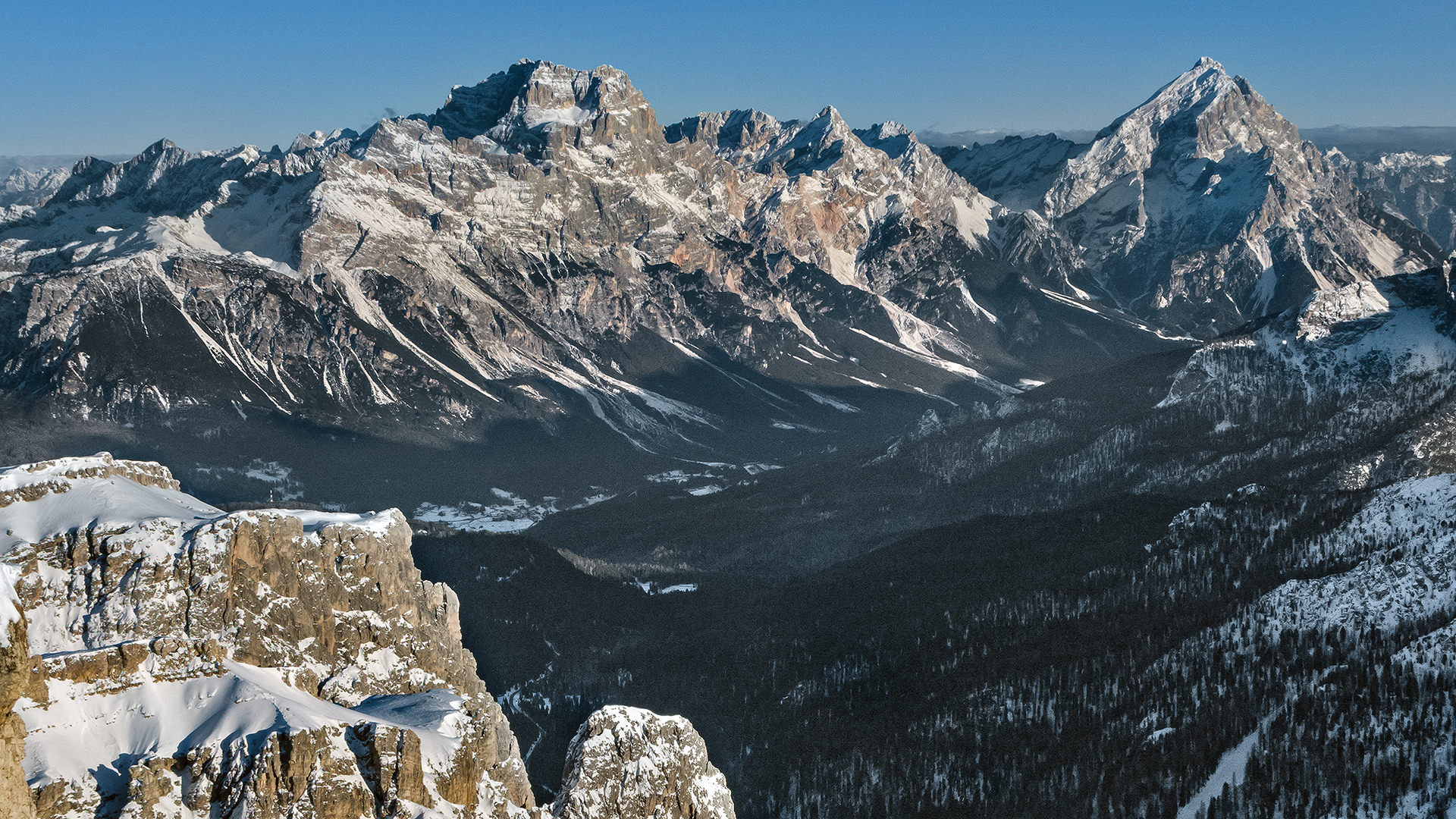 Ausblick vom Lagazuoi nach Cortina mit Sorapiss und Antelao.