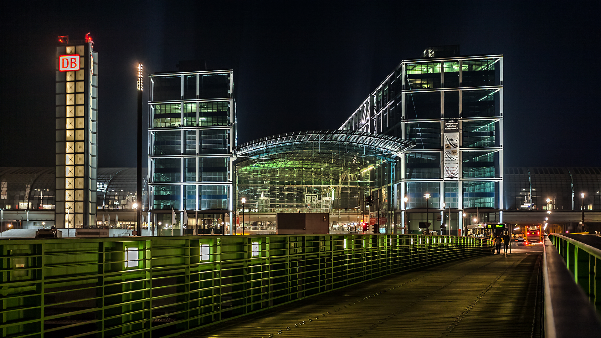 Berlin Hauptbahnhof - moderner Durchgangsbahnhof.