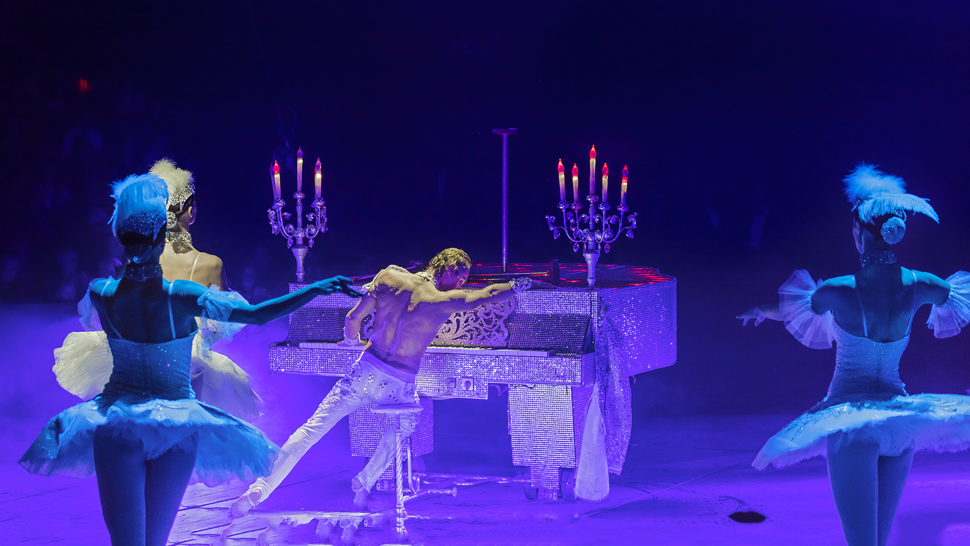 26. WELTWEIHNACHTSCIRCUS STUTTGART 2018. Aus THE WHITE BLOCK von Gia Eradze, Royal Circus, Moskau.