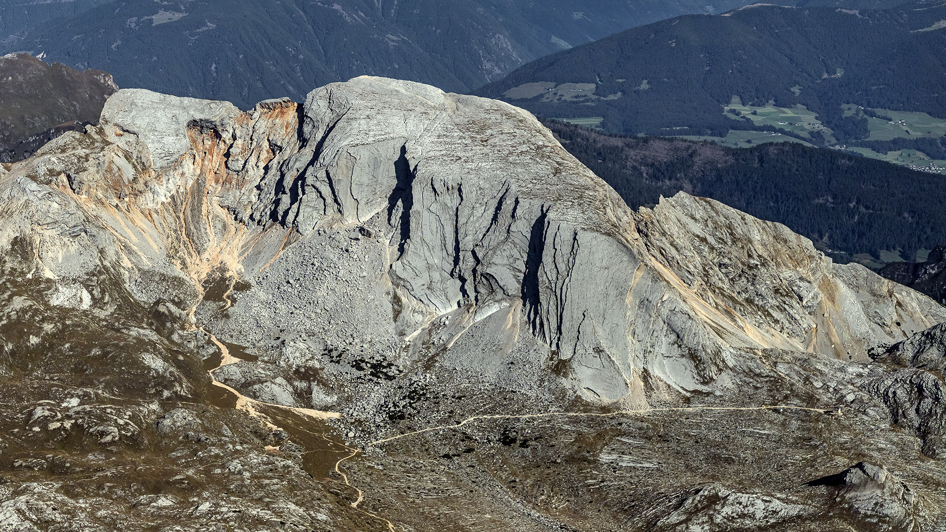 Andere Perspektive: Seekofel Südwand mit Seekofel-Hütte.