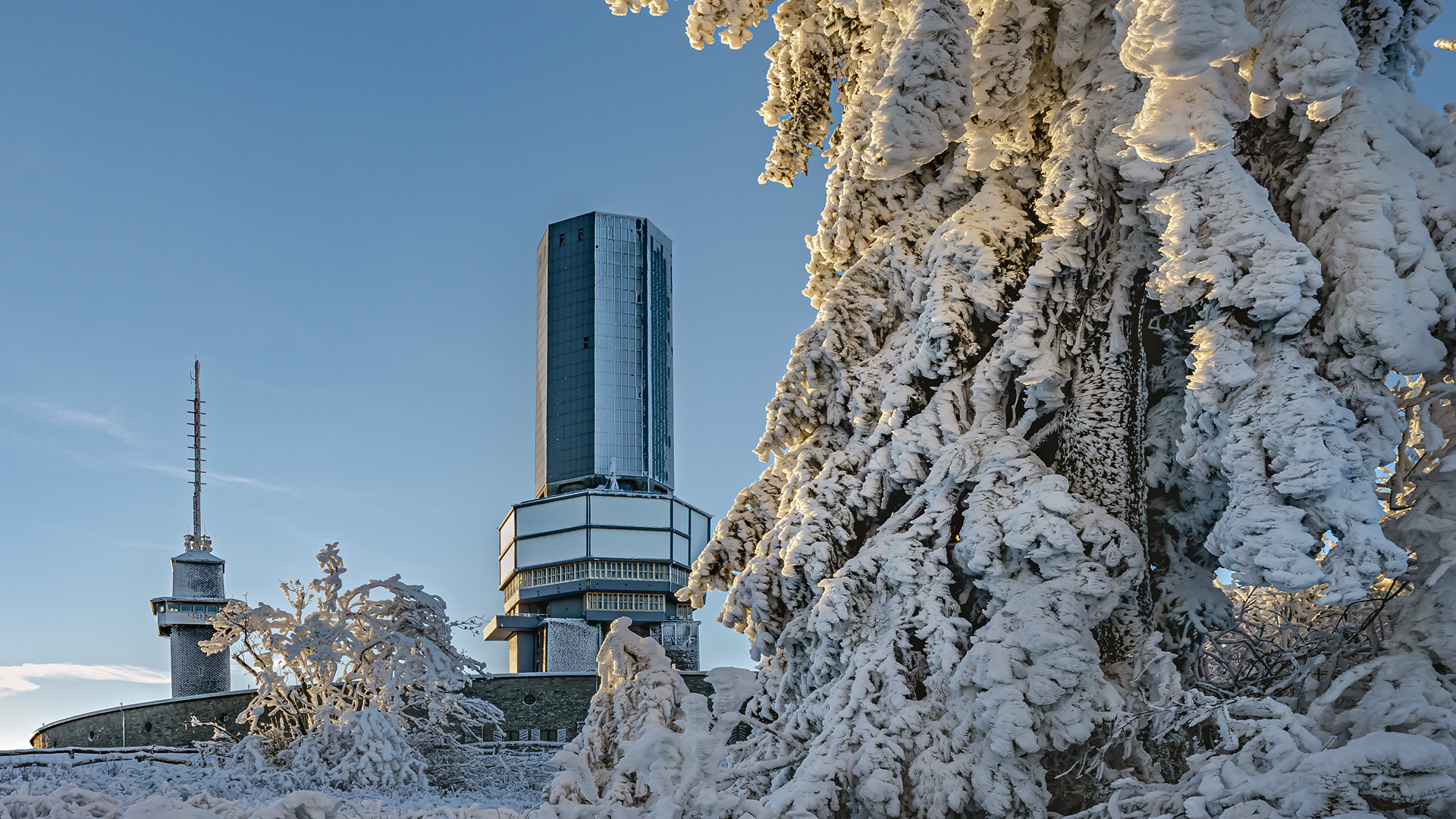 Großer Feldberg im Taunus: hr Sendeanlagen mit Froststarre bei Inversionswetterlage.
