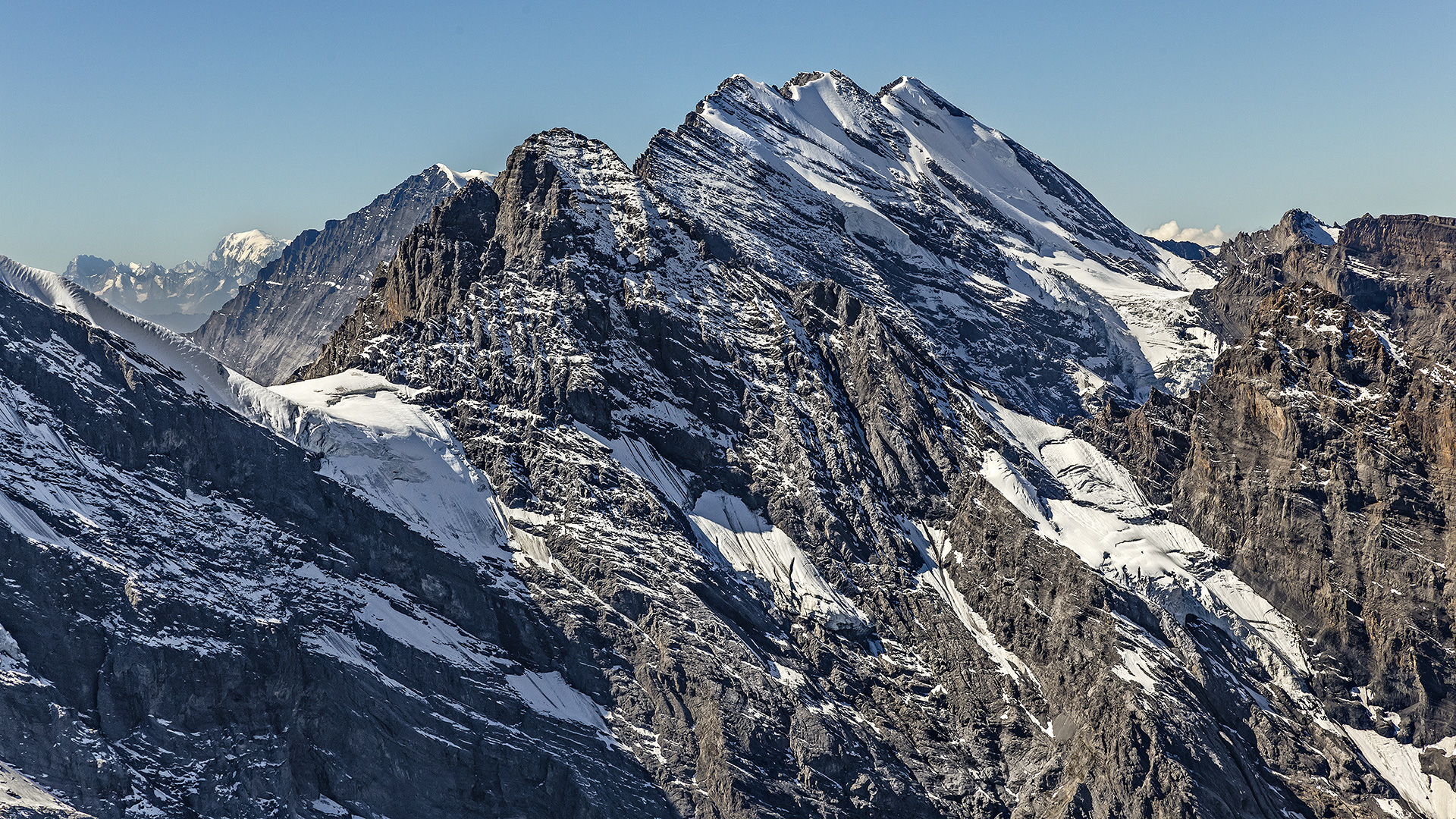 Blümlisalphorn-Gruppe, links im Hintergrund der Mont Blanc.