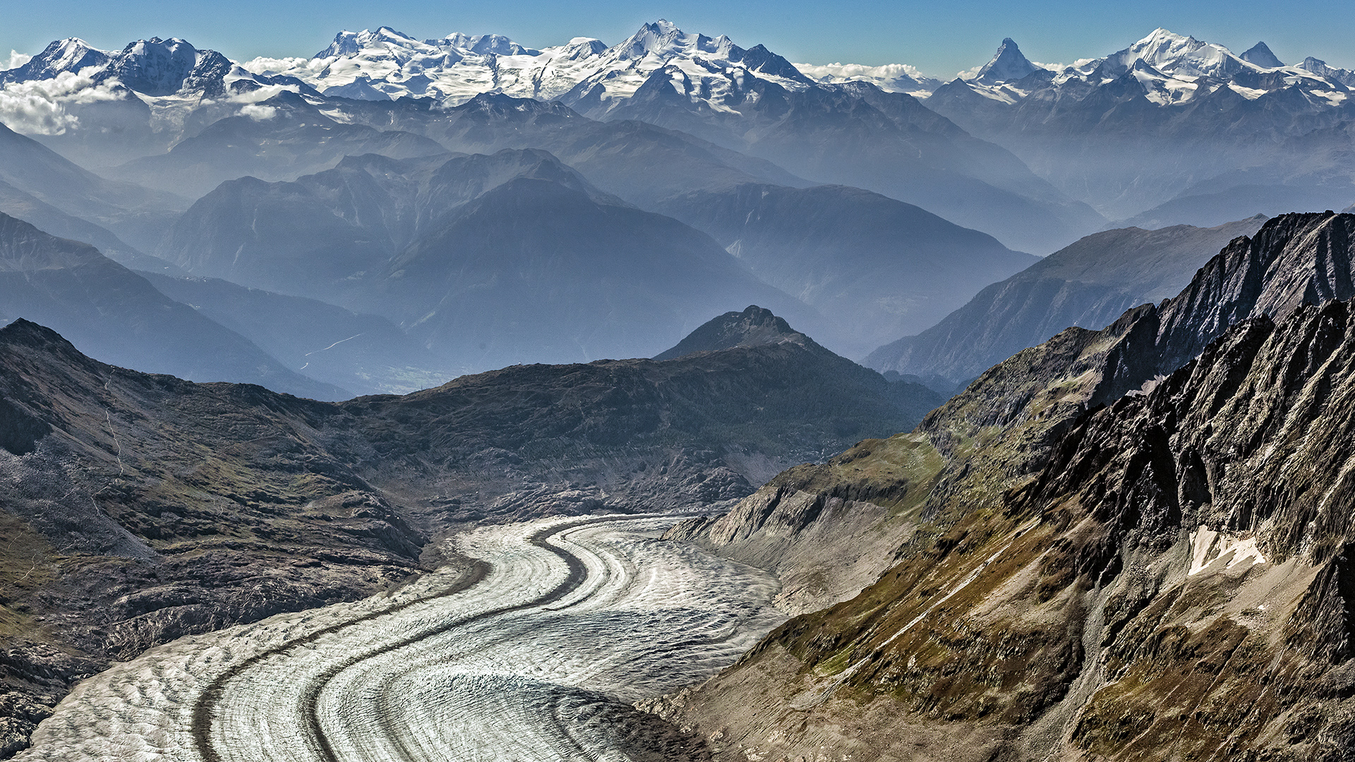 Aletsch-Blick in die Walliser Alpen. Von links nach rechts: Weissmies, Fletschhorn, Monte Rosa, Rumpfischhorn, Alphubel, Täschhorn, Dom, Dürrenhorn, Matterhorn, Walliser Weißhorn, Dent Blanche.