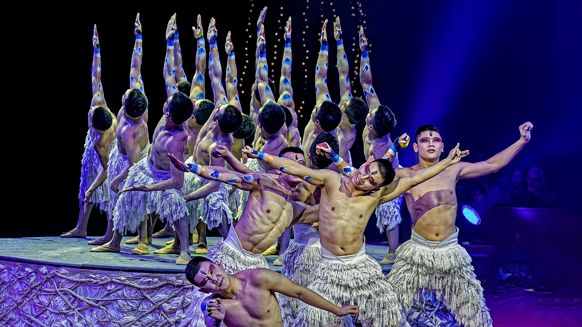 SCHWANENSEE, Chinesischer Nationalcircus, 24. Weltweihnachtscircus Stuttgart 2016.