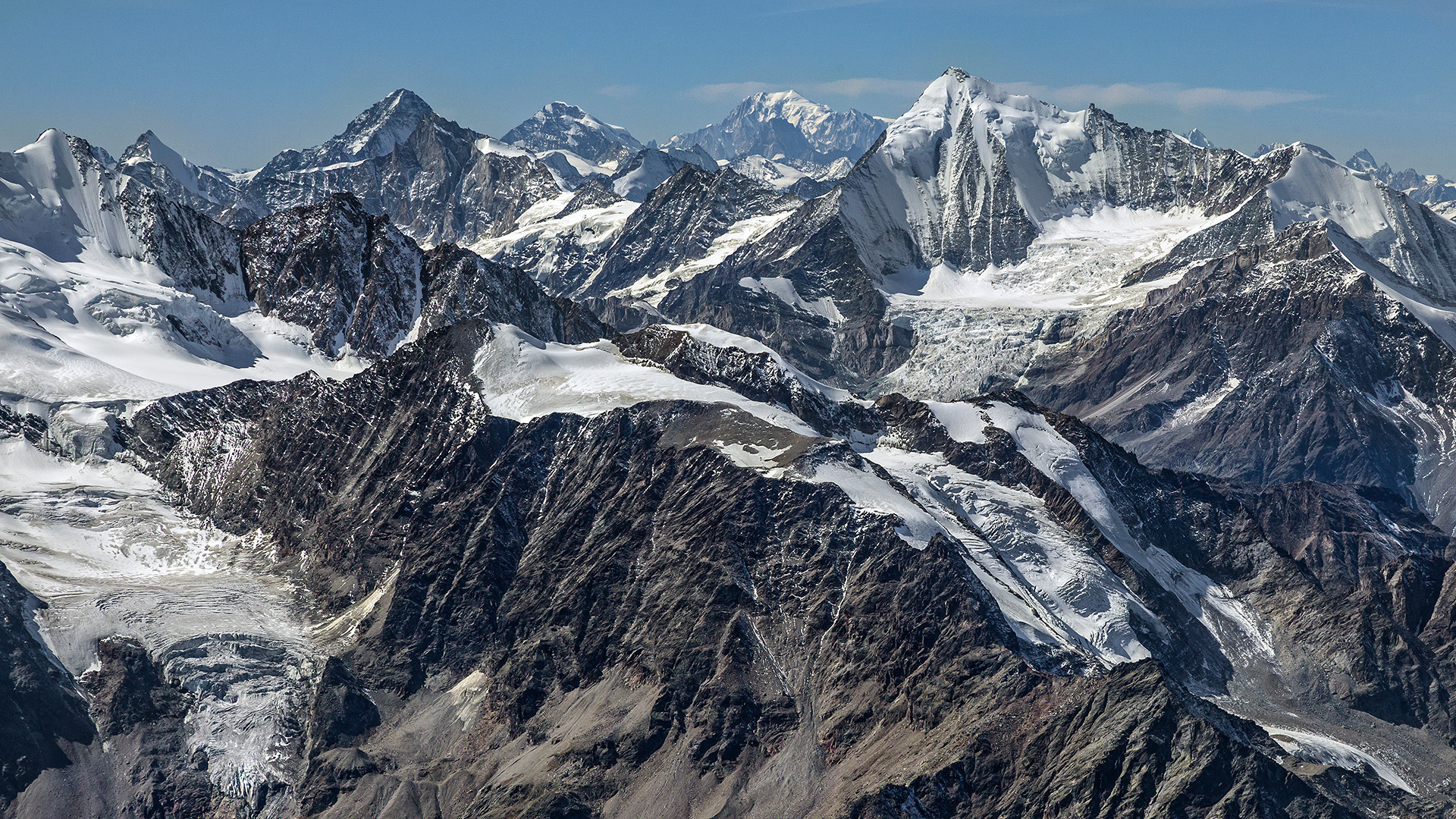 6 mal über 4.000, mehr geht nicht: Vrnl: Weißhorn, Mont Blanc, Grand Combin, Zinalrothorn, genau dahinter Dent Blanche, ganz links Obergabelhorn.