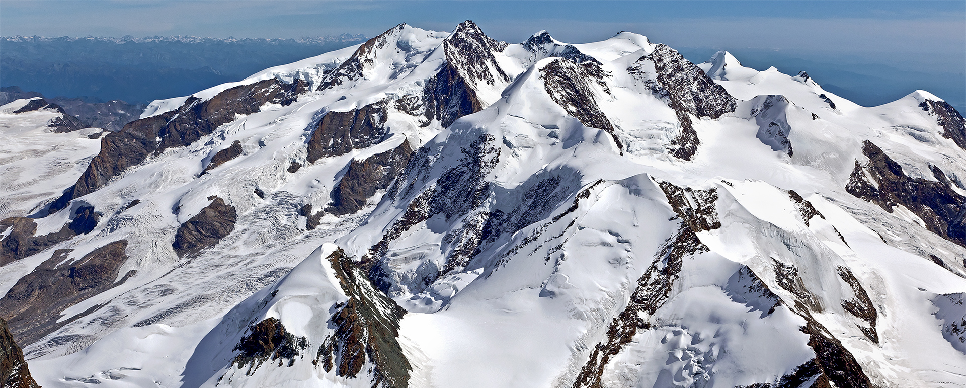 Archivbild für unsere Enkelkinder: Vlnr Nordend, Dufourspitze, Zumsteinspitze, Signalkuppe, Liskamm.