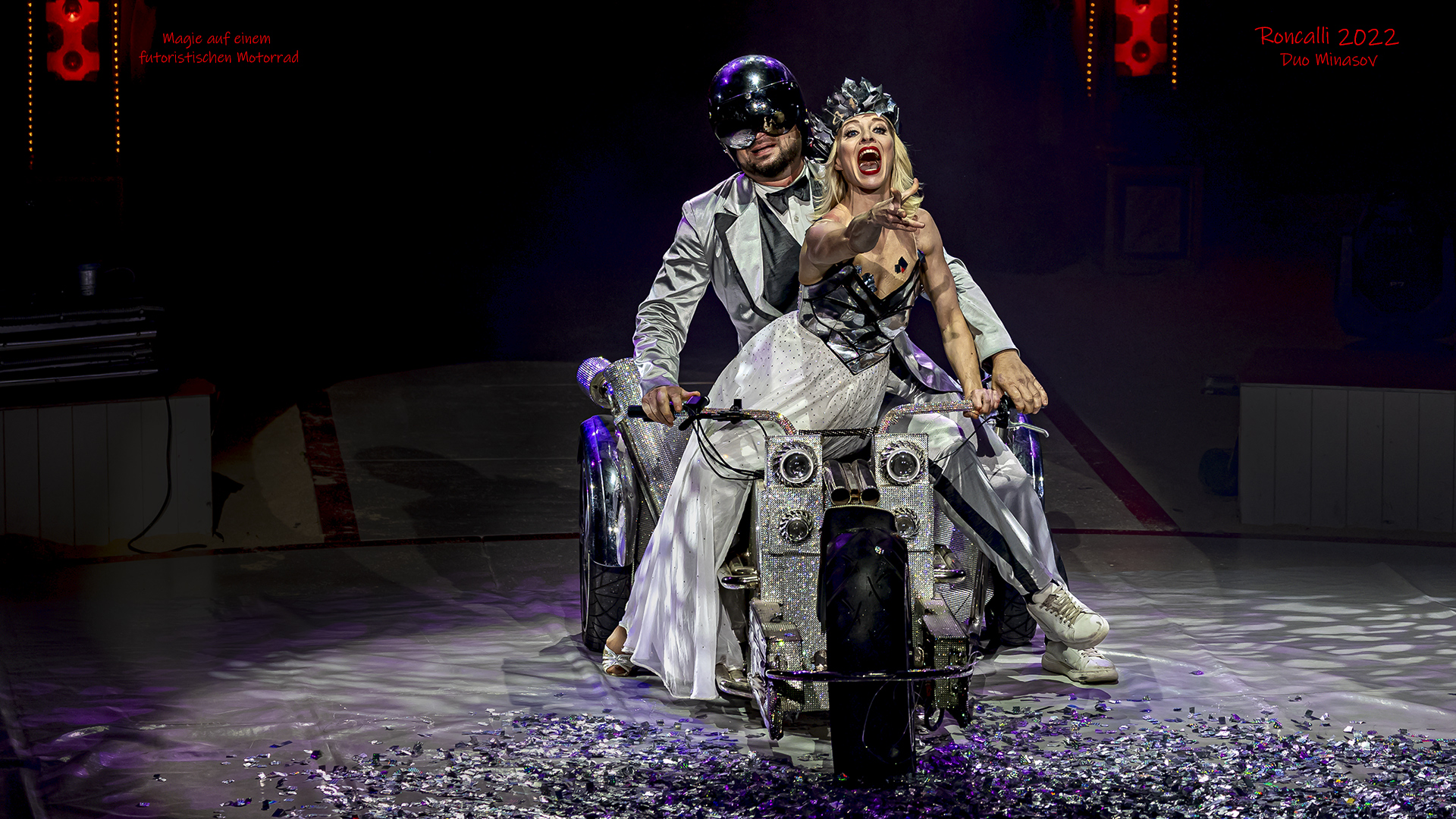 Viktor und Elena Minasov, Magie auf einem futuristischen Motorrad, Roncalli 2022.