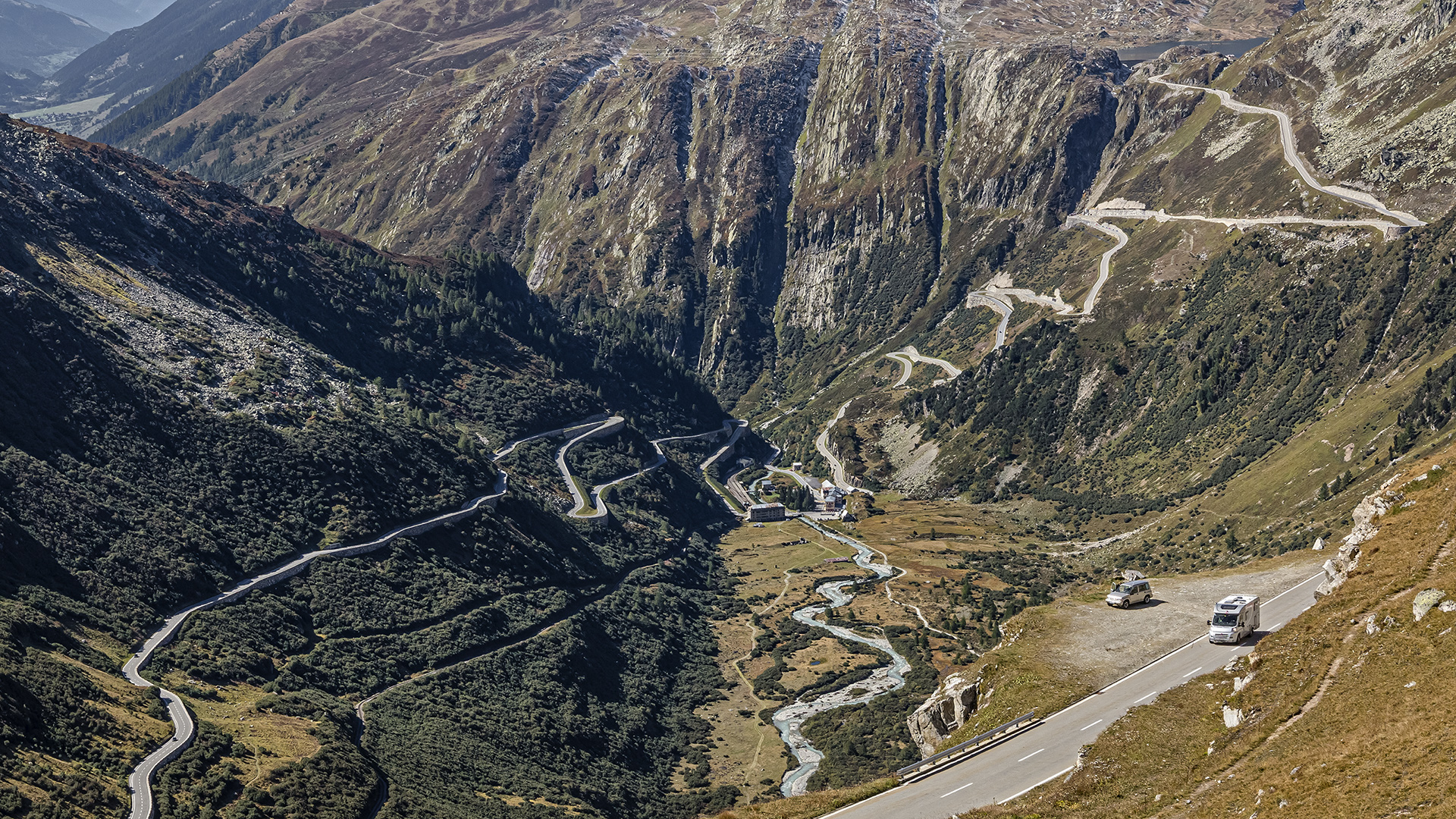 Gletsch - exponierter Ausgangsort für Grimsel- und Furkapass, Station der Furkabahn.