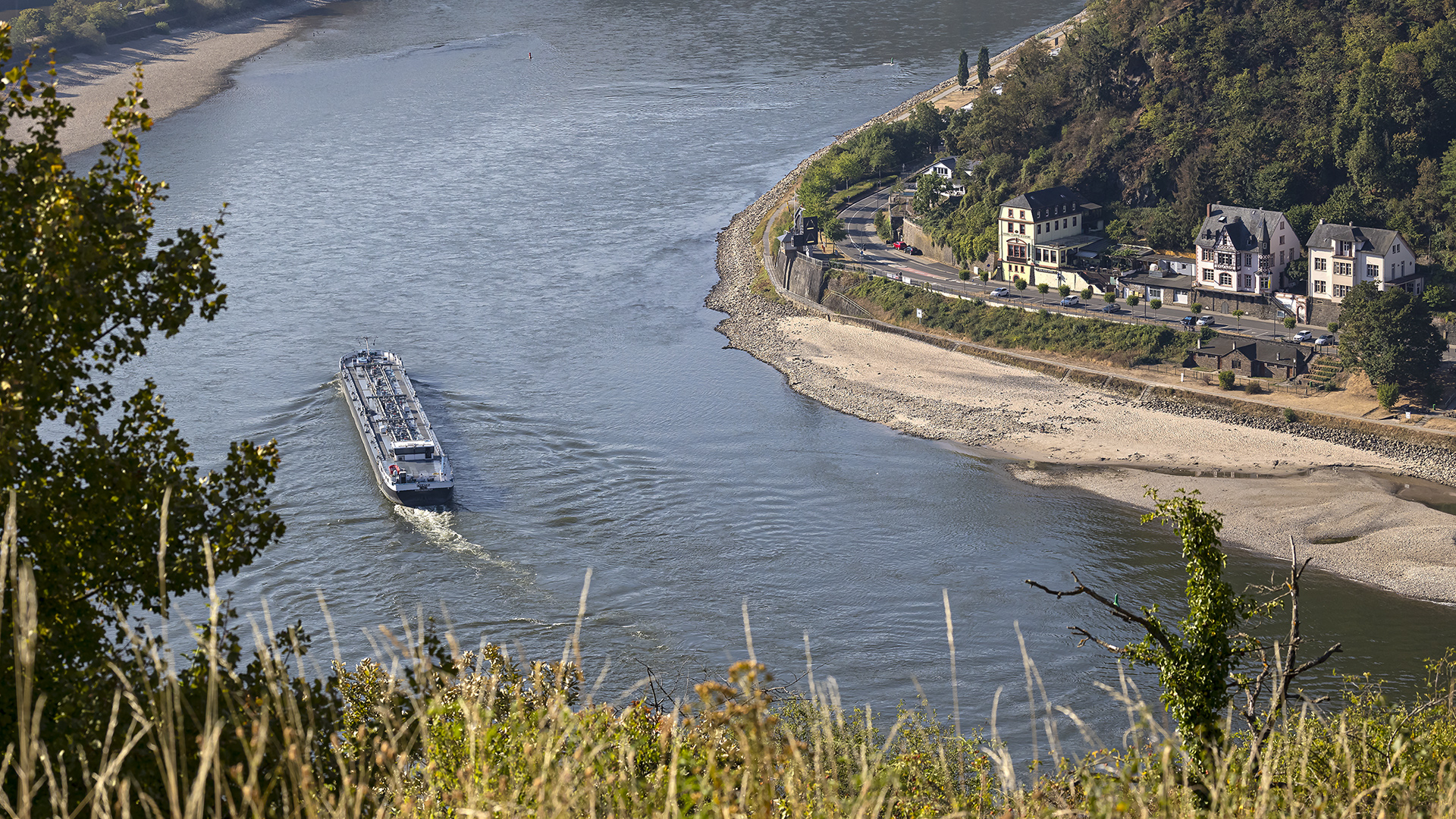 Niedrigwasser am Mittelrhein bei Sankt Goar.