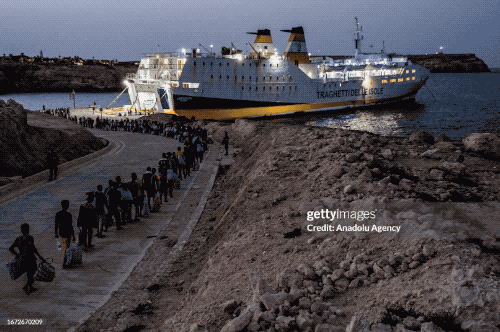 https://www.gettyimages.de/detail/nachrichtenfoto/migrants-are-seen-before-embarking-the-lampedusa-ferry-nachrichtenfoto/1672670209?et=OuUlAfapRvNcsooNjBW2BA&referrer=https%3A%2F%2Fuebermedien.de%2F