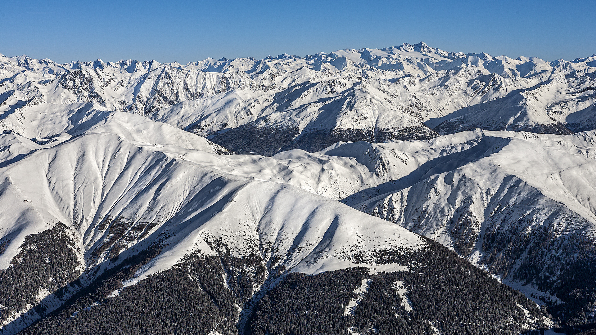Fernblick zu den Hohen Tauern am Alpenhauptkamm.