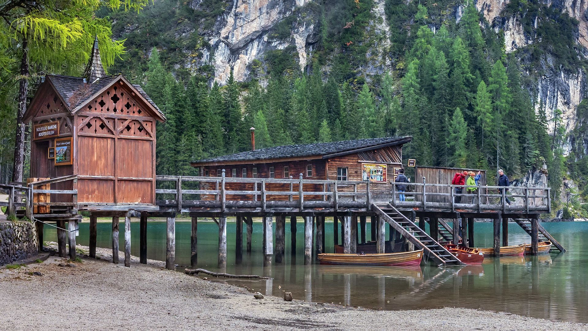 Das Pragser Tal ist die Filmkulisse für die Serie „Un passo dal cielo“ (Nur ein Schritt bis zum Himmel) mit Terence Hill, der den Förster Pietro darstellt.