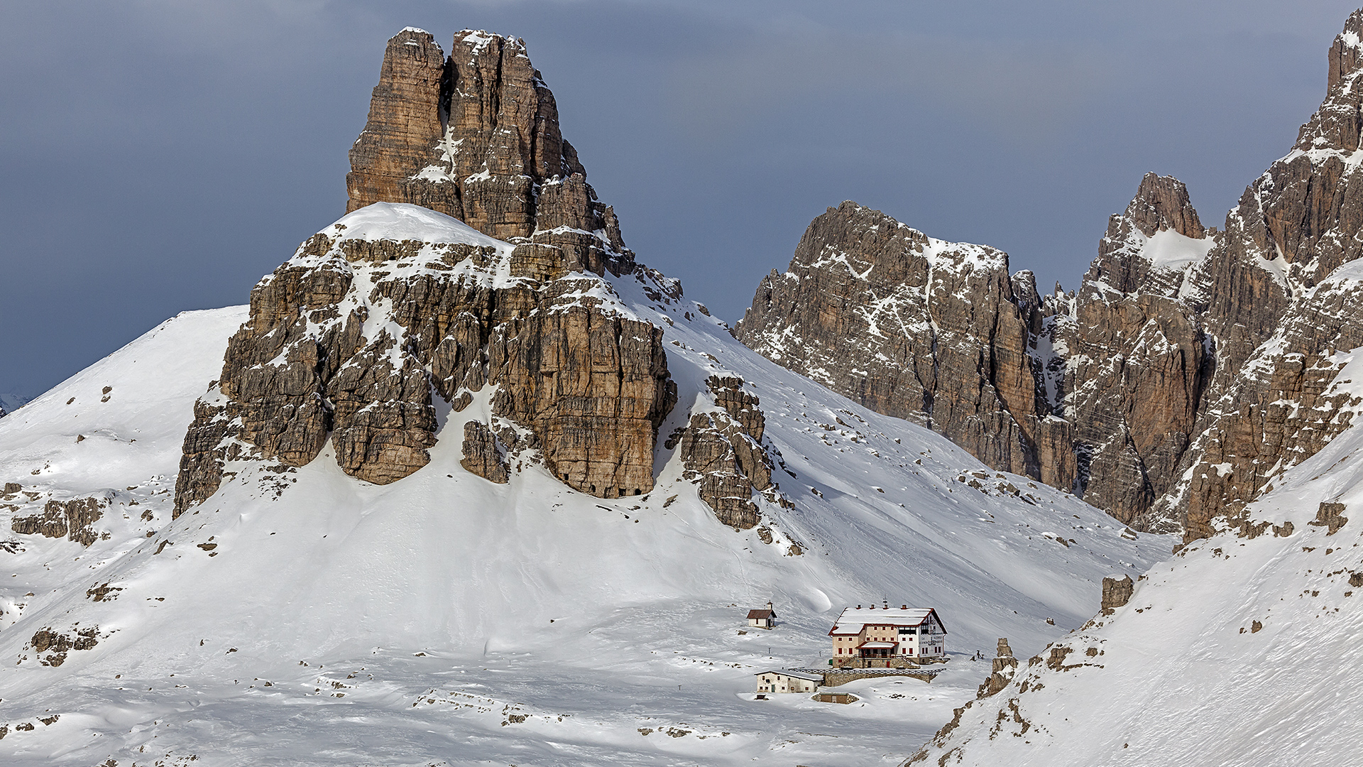 Winterschlaf: Blick zur Dreizinnenhütte vom Paternsattel.