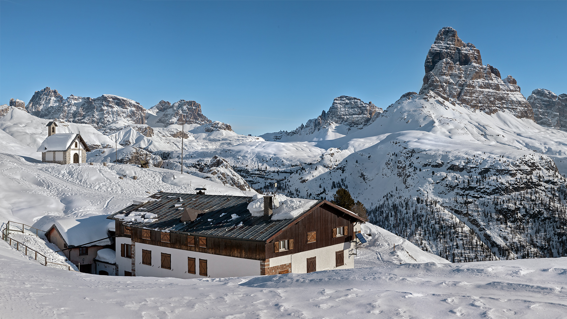 Monte Piano, Schlachtfeld im Ersten Weltkrieg: Im Hintergrund die Dreizinnen, Paternkofel und Dreizinnenhütte.