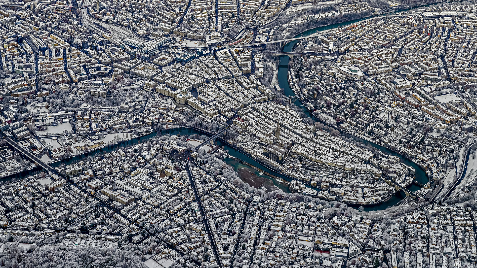 Luftaufnahme Stadt Bern im Winter mit Aareschlaufe im Schnee.