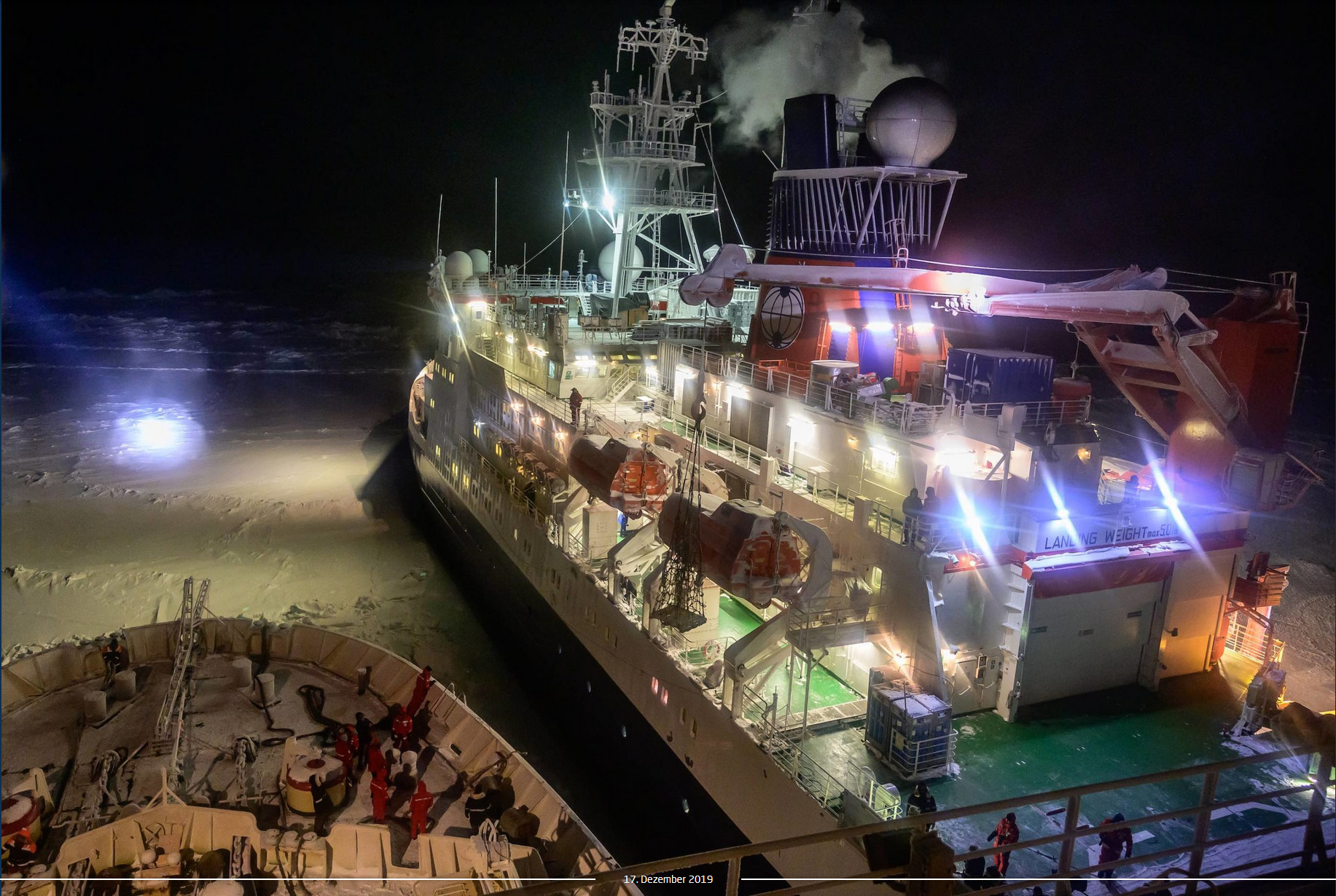 Tag 89: Austausch von Forschungsteam und Schiffscrew. 200 km ist die Polarstern bislang vorangekommen. Tatsächliche Eisdrift 720 km. Copyright Ivo Beck.