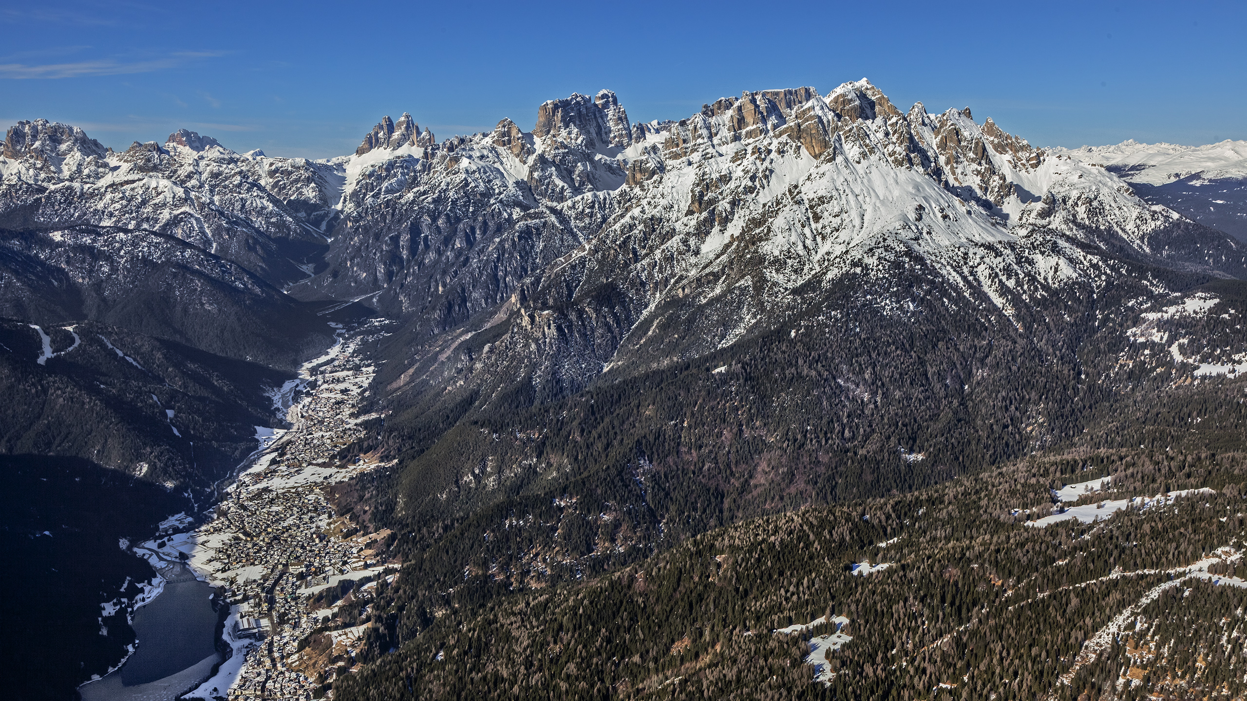 Im Tal: Auronzo di Cadore; Gipfel vlnr: Cadini-Gruppe, Hohe Geisl, Seekofel, Dreizinnen, Hoher Zwöffer, Rotwandspitze.