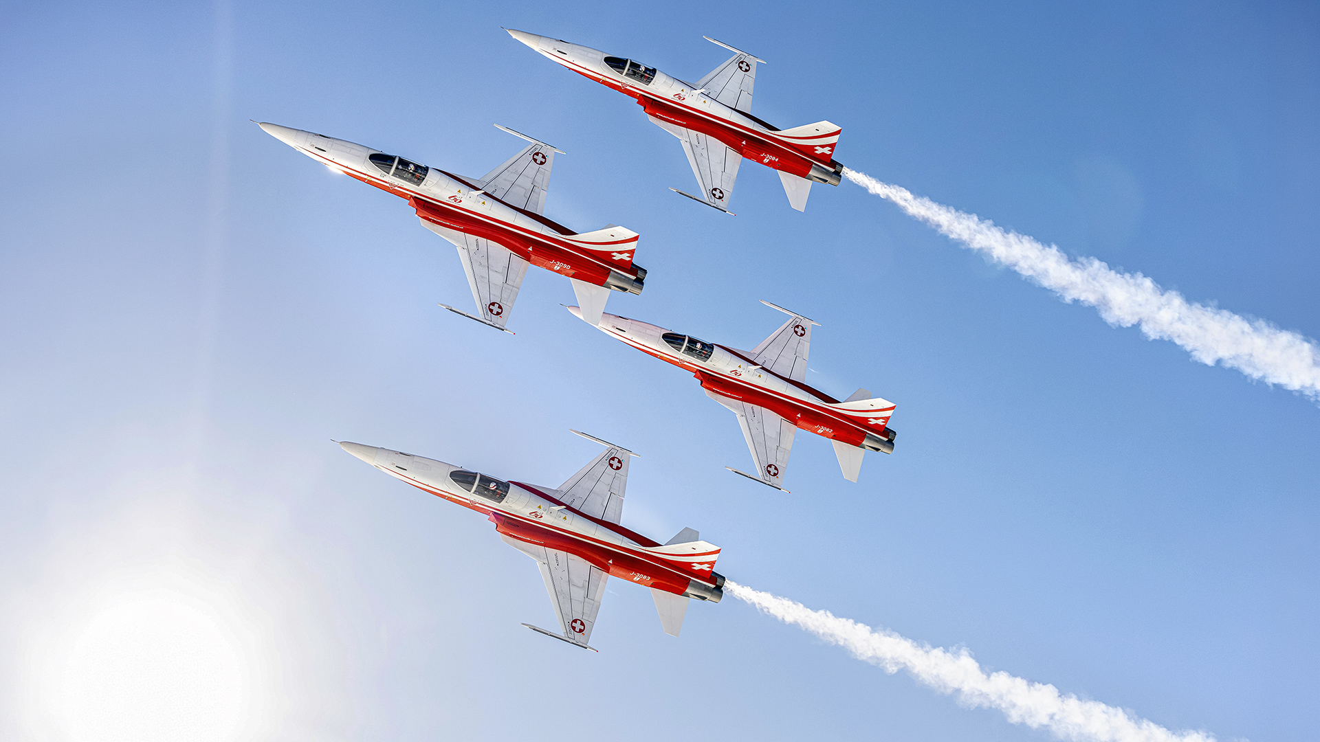 Blauer Himmel, Tiger F-5, Kondensstreifen *** Lizenz: CC BY-NC-ND 3.0 CH ***  <a href="https://creativecommons.org/licenses/by-nc-nd/3.0/ch/legalcode.de" target="_blank" rel="noopener">https://creativecommons.org/licenses/by-nc-nd/3.0/ch/legalcode.de</a>