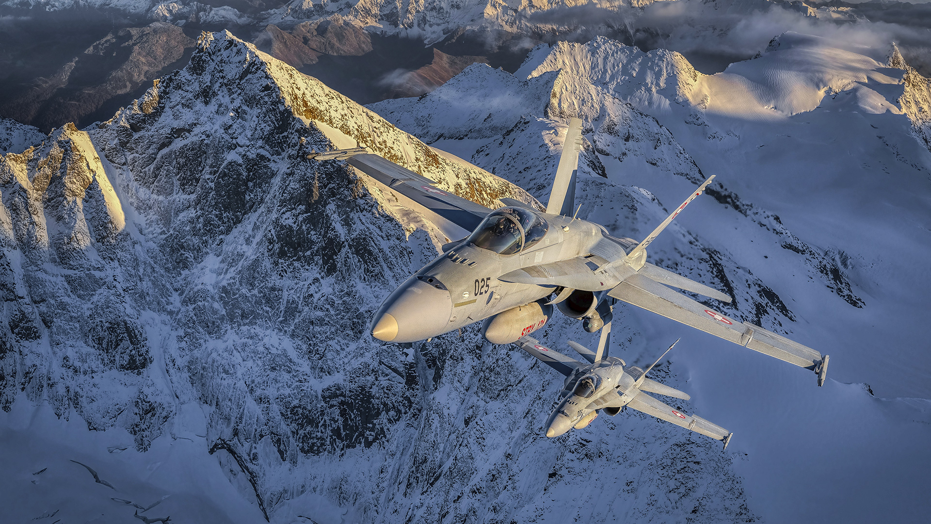 Swiss Airforce. Zwei F/A-18 Kampfflugzeuge fliegen in geringer Höhe über eine Berglandschaft. *** Lizenz: CC BY-NC-ND 3.0 CH ***  <a href="https://creativecommons.org/licenses/by-nc-nd/3.0/ch/legalcode.de" target="_blank" rel="noopener">https://creativecommons.org/licenses/by-nc-nd/3.0/ch/legalcode.de</a>